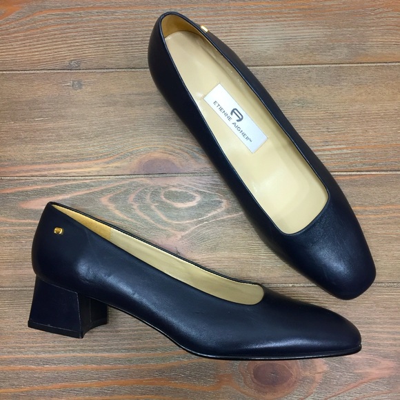 Vintage Etienne Aigner Astoria in Navy Blue Low Block Heel Shoes Womens Size 8.5 - Picture 1 of 10